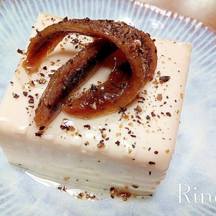 超簡単*アンチョビとブラックペッパーの冷やっこ♪